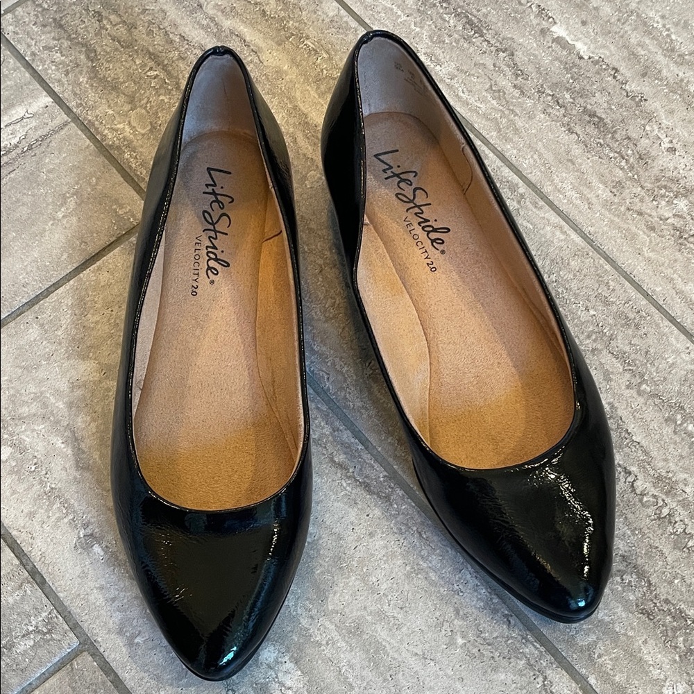 Crinkle patent pointed toe flats